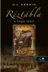 Réztábla a kapu alatt